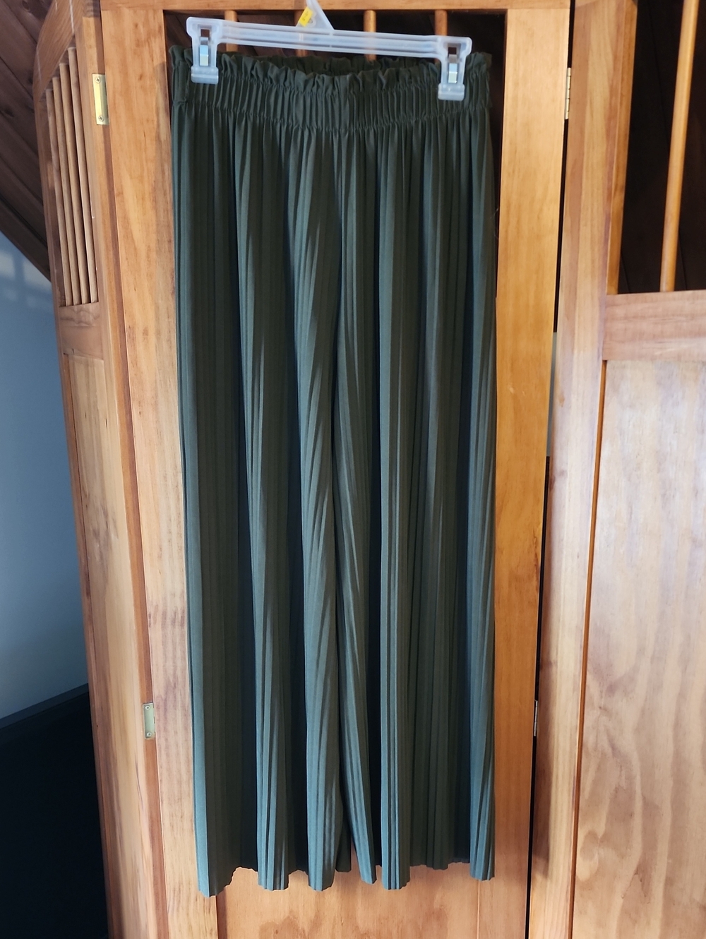 New Mix Olive Green Pleated Wide-Leg Pants